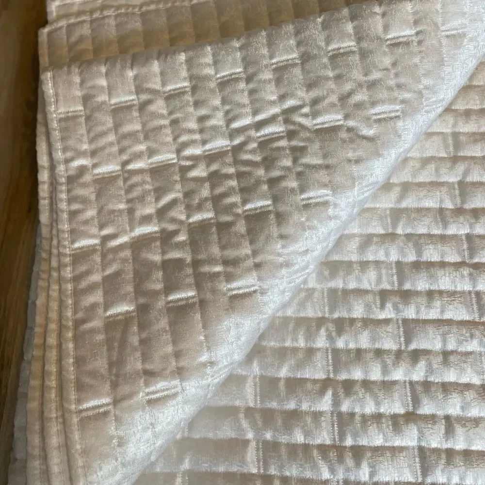 Hotel Collection Brick Blocked Design Shimmer Comforter Quilt size Queen